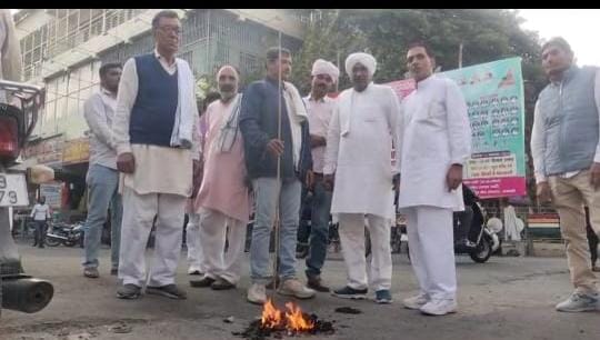 शामली: गठवाला खाप ने आतंकवाद का पुतला दहन किया, दिल्ली ब्लास्ट के आरोपियों को सार्वजनिक सजा देने की मांग