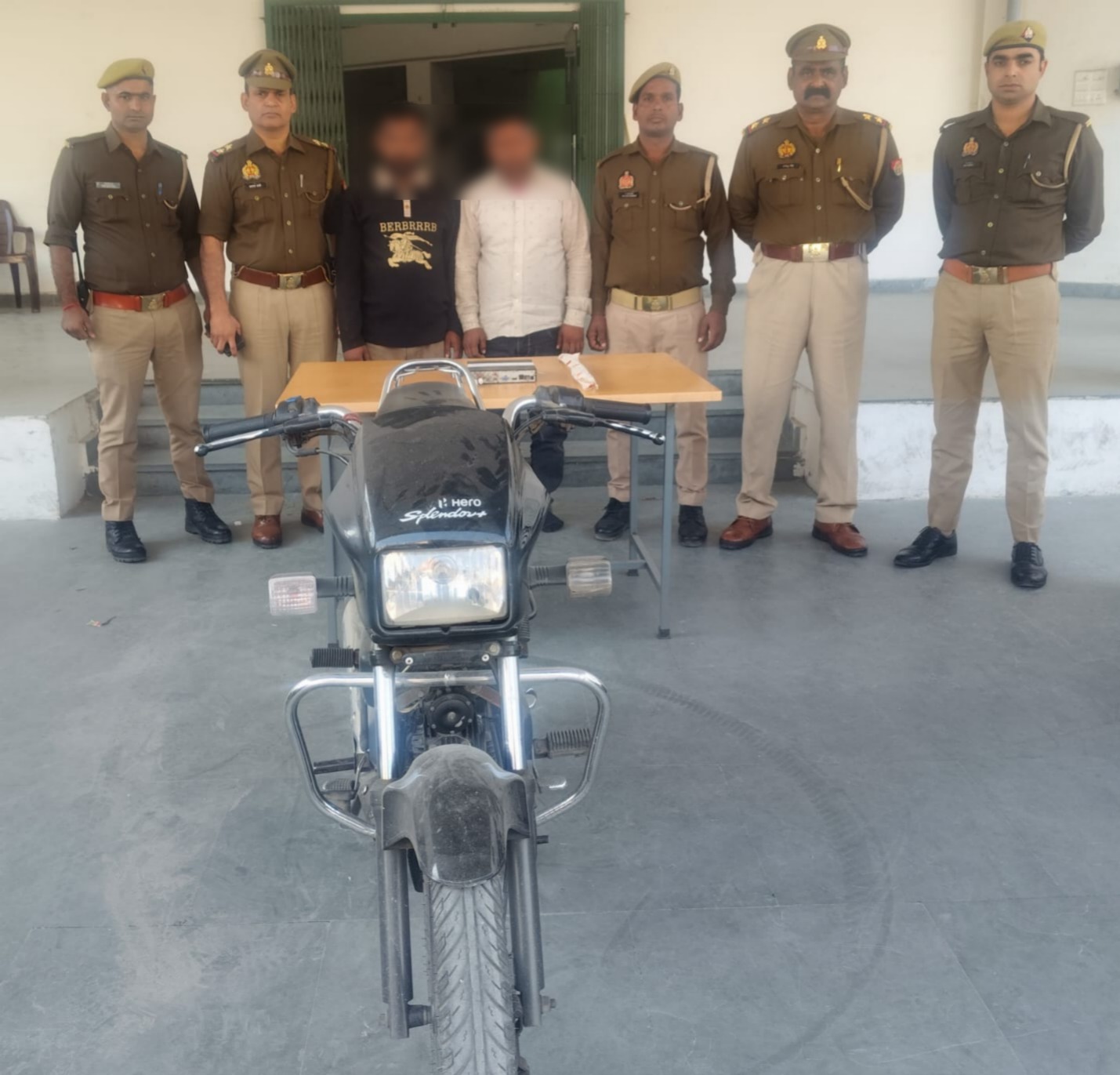 मुजफ्फरन तहसील से डीवीआर और बाइक चोरी का खुलासा, अलीगढ़ का गैंग उप निबंधक कार्यालयों को बनाता था निशाना