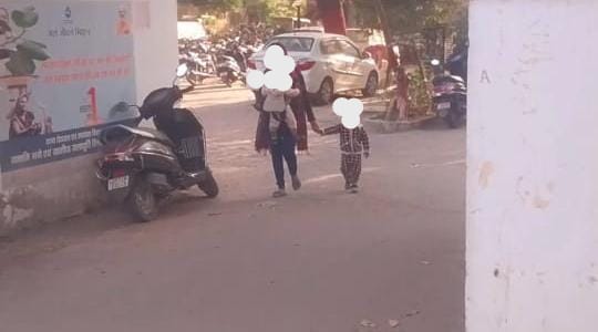 शामली में 2 बच्चों के साथ न्याय के लिए भटक रही दिल्ली की महिला, थानेदार पर लगाया आरोप