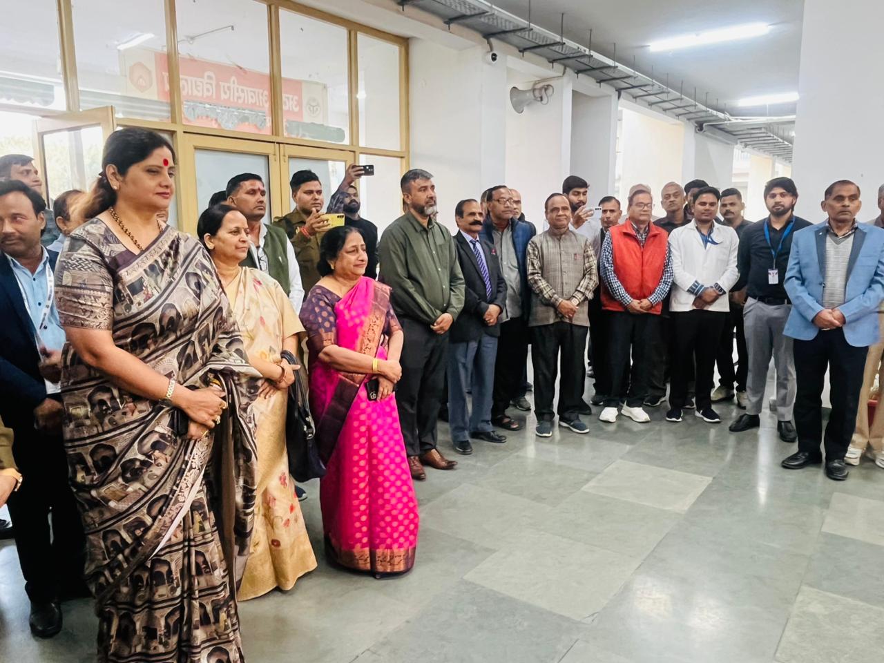 राज्य महिला आयोग की अध्यक्ष ने अटल आवासीय विद्यालय नगला बुजुर्ग का निरीक्षण किया, पौधरोपण व छात्रों के साथ बैडमिंटन खेलकर बढ़ाया उत्साह