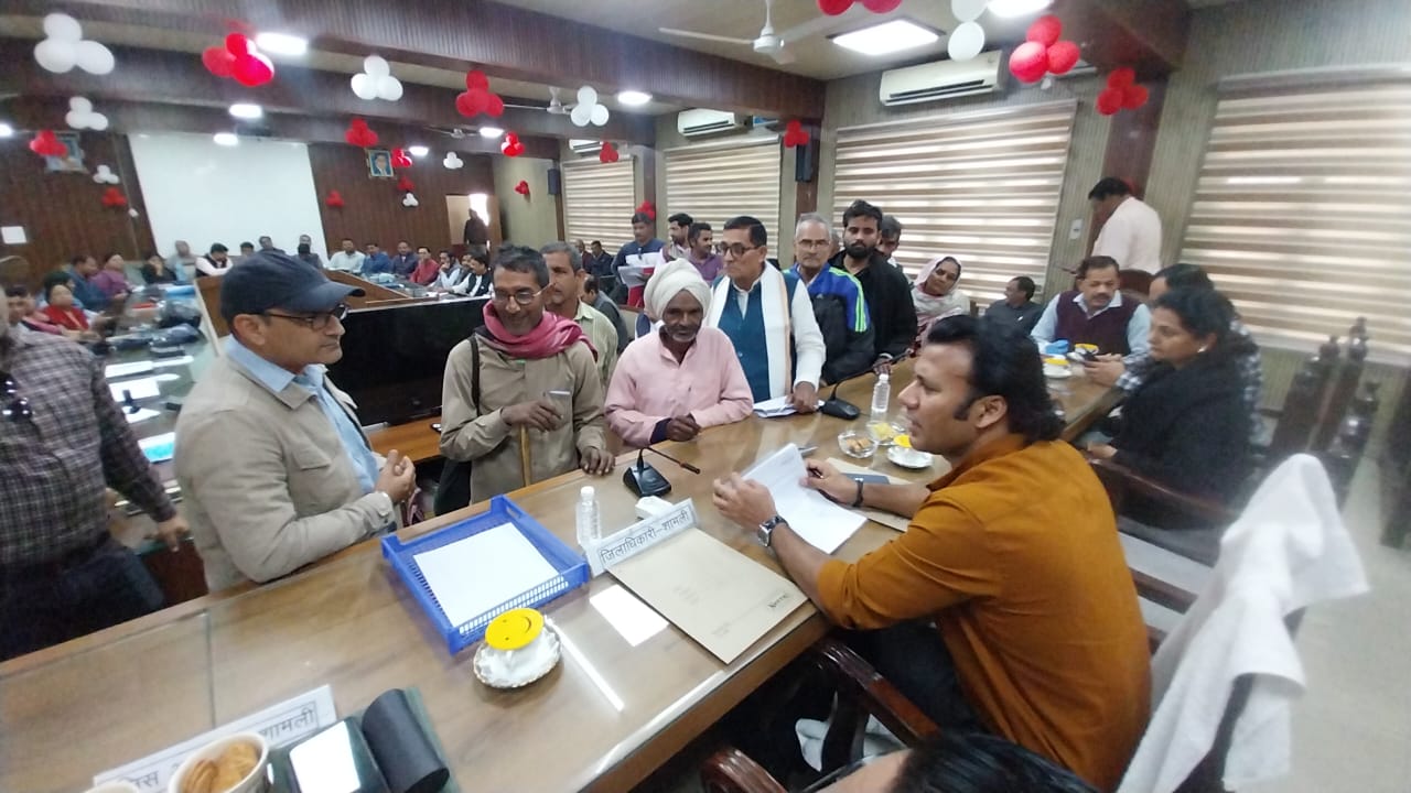 शामली: नेत्रहीन अधेड़ ने जिलाधिकारी से शादी कराने और सुरक्षा की गुहार लगाई