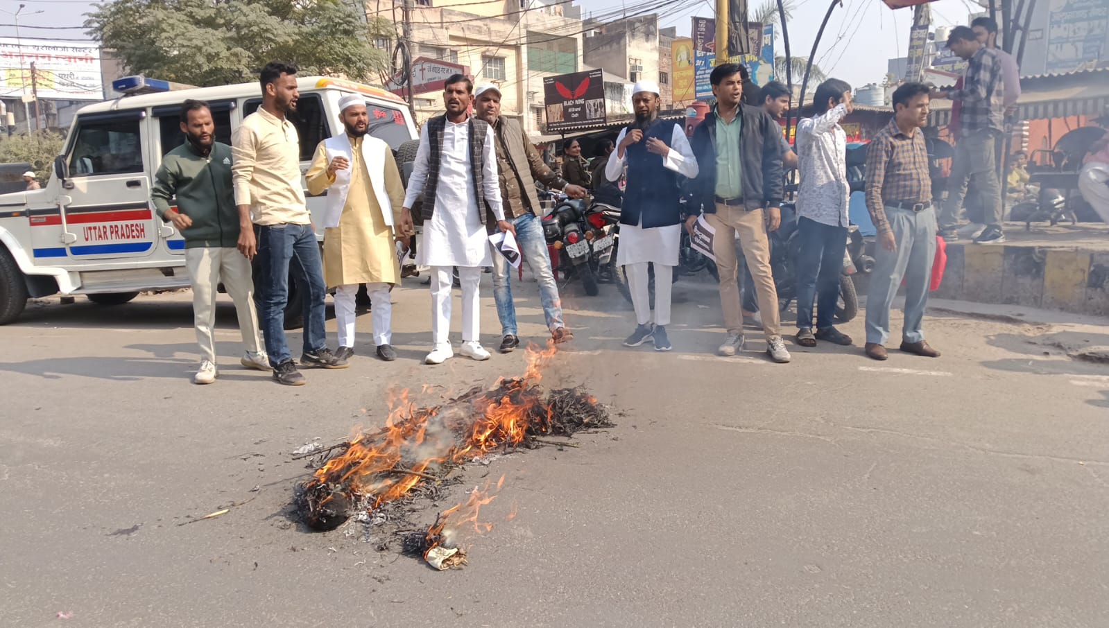 मुजफ्फरनगर: दिल्ली आतंकी घटना के विरोध में मुस्लिम समाज ने आतंकवाद का पुतला फूंका