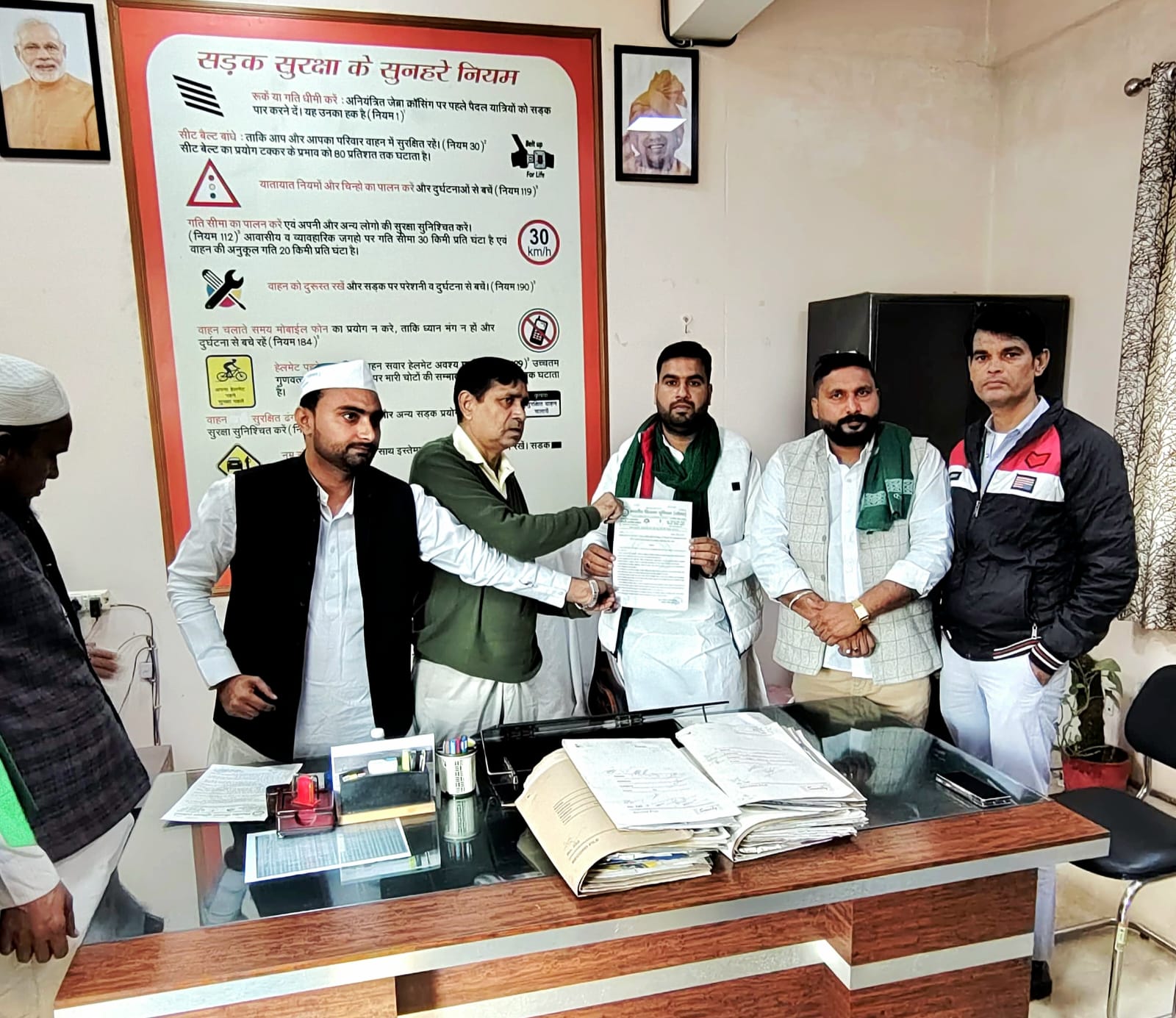 मुजफ्फरनगर में किसानों की समस्याओं को लेकर भाकियू तोमर ने आरटीओ को सौंपा ज्ञापन