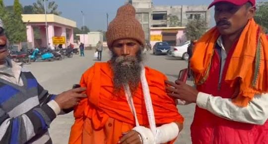 शामली मे आश्रम के बाबा के साथ बेरहमी से की गई मारपीट, जिला अस्पताल लेकर पहुंचे आश्रम के लोग