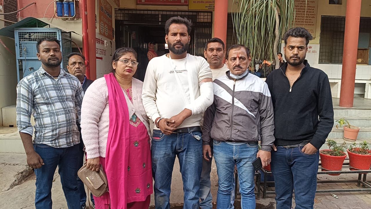 मुजफ्फरनगर में मामूली विवाद में पड़ोसियों ने पिता-पुत्र पर लाठी-डंडों से किया हमला