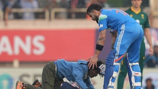 Virat Kohli News:  विराट कोहली के शतक के बाद फैन मैदान में घुसा कोहली ने दिखाया बड़ा दिल, सोशल मीडिया पर विडियो वायरल