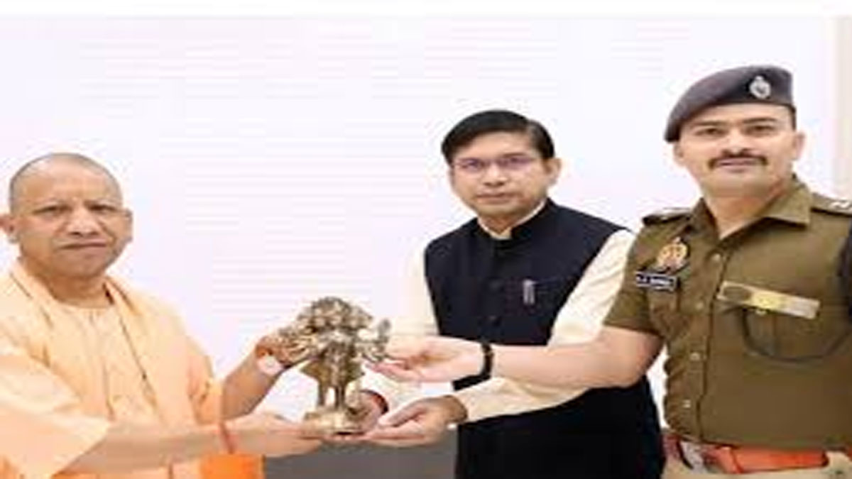 सीएम योगी से संभल DM-SP की खास भेंट: पंचमुखी हनुमान प्रतिमा भेंटकर विकास एजेंडा पेश, संवेदनशील माहौल में हुई अहम वार्ता