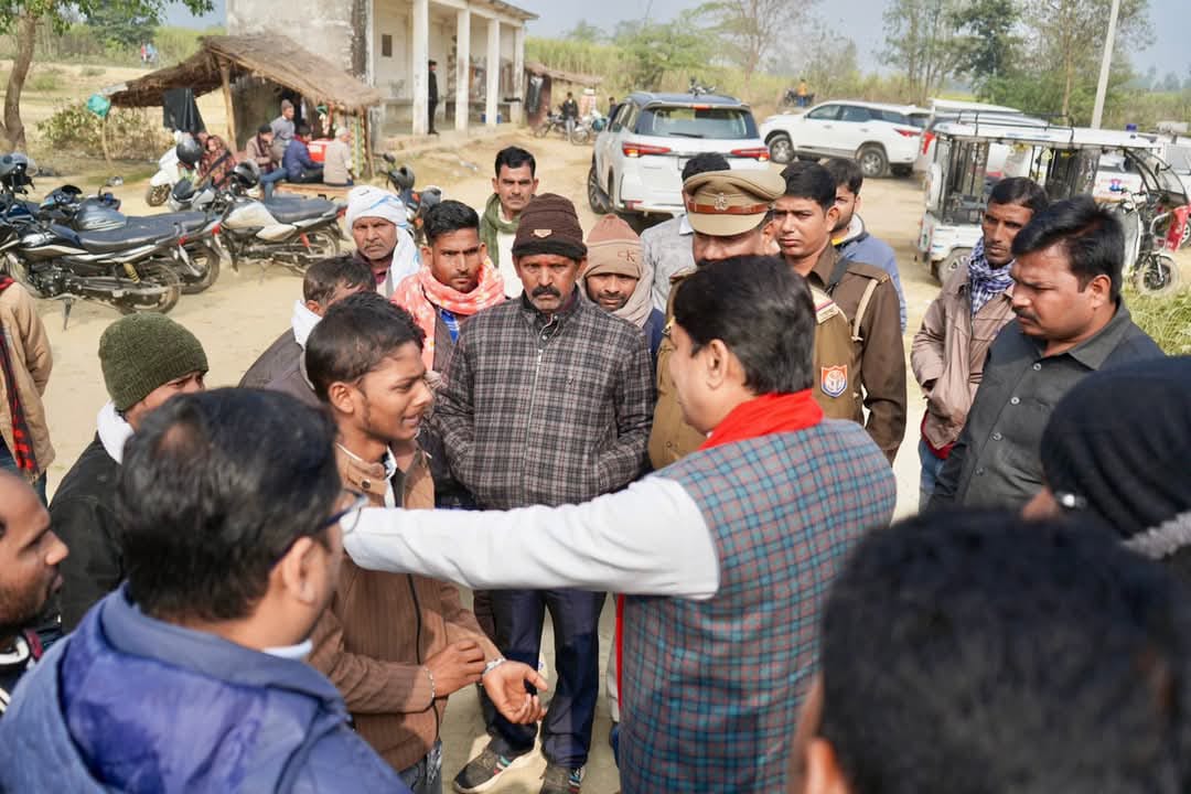 सीतापुर : नाै साल के अंतराल में पिता और भाई की हत्या का बदला बना डबल मर्डर..सपा सांसद ने पोस्टमार्टम हाउस पहुंचकर बंधाया ढांढस