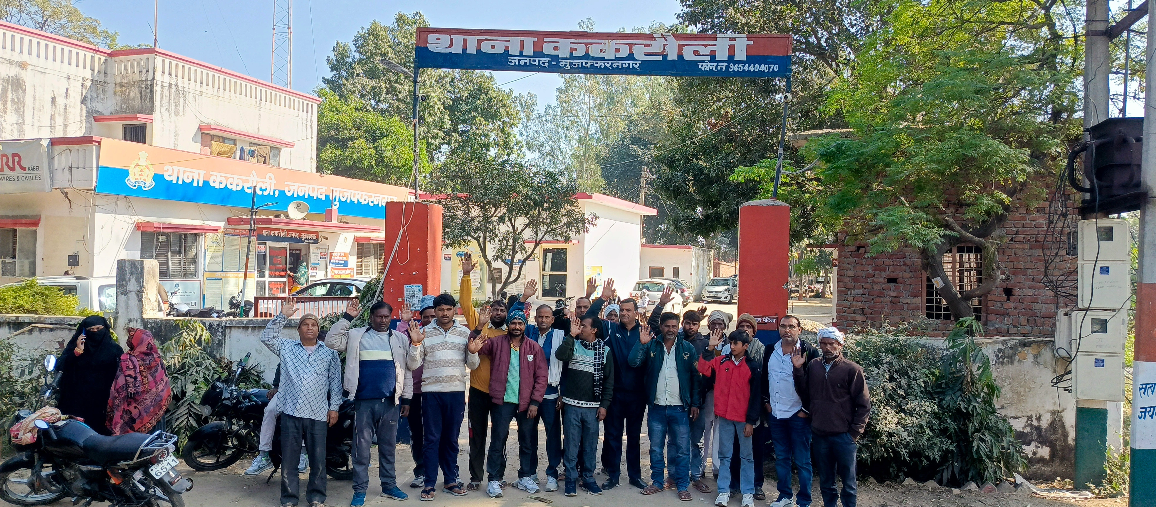 मुजफ्फरनगर में गुमशुदा की बरामदगी को लेकर थाने पर जोरदार प्रदर्शन, परिजनों ने पुलिस पर लापरवाही का लगाया आरोप