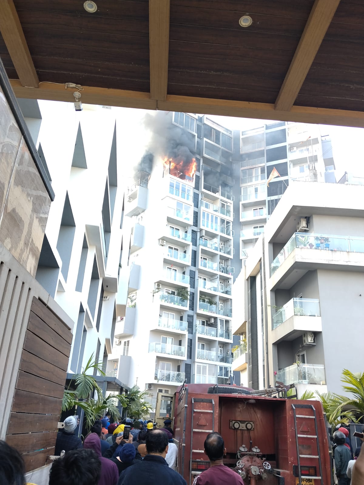 रांची- शहर के अपार्टमेंट में तांडव: भीषण आग से मची चीख-पुकार, दमकल विभाग ने दर्जनों लोगों को सुरक्षित निकाला