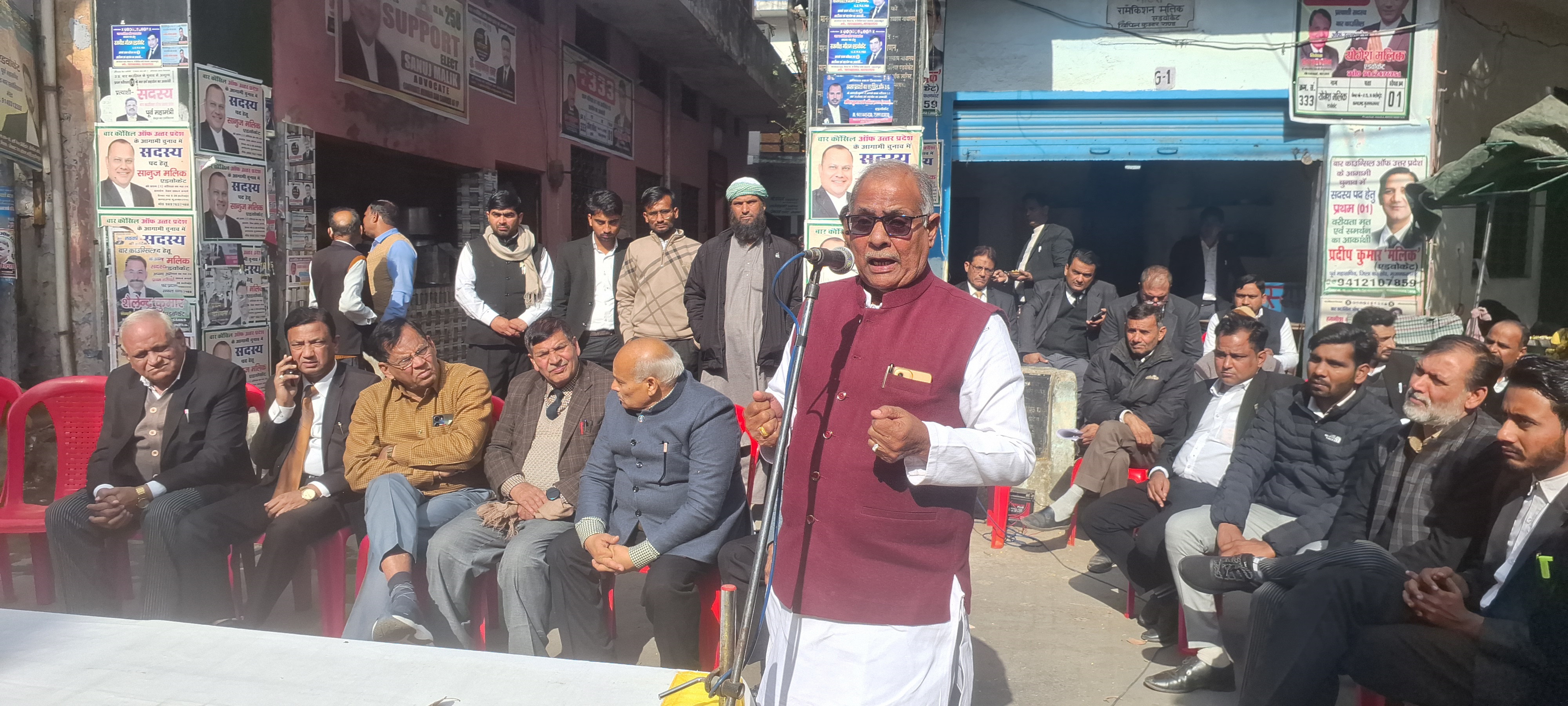 मुजफ्फरनगर कचहरी में वकीलों का कार्य बहिष्कार; फर्जी जमानत मामले में अधिवक्ता को जेल भेजने पर विरोध