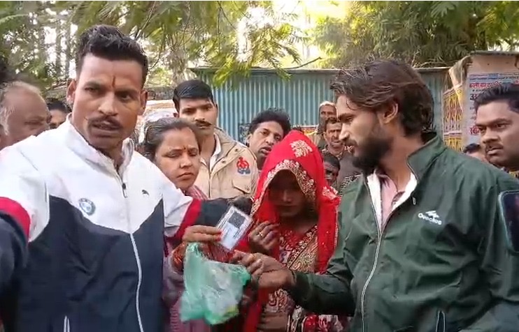 बरेली कलेक्ट्रेट बना 'अखाड़ा': दो बच्चियों की मां की दूसरी शादी पर भतीजे ने किया हंगामा, पुलिस हिरासत में सभी पक्ष