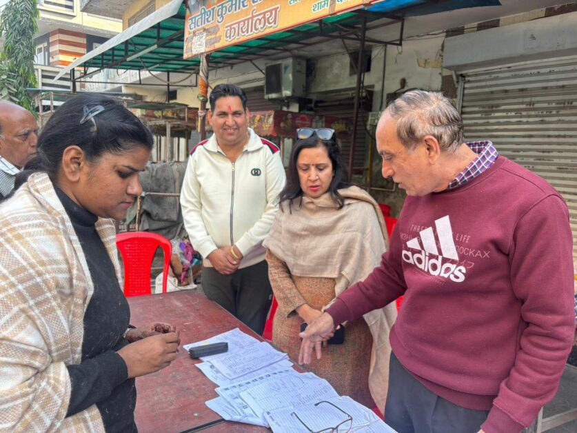 मुजफ्फरनगर में पालिका अध्यक्ष मीनाक्षी स्वरूप ने दिखाई सक्रियता, पोलिंग बूथों का किया निरीक्षण