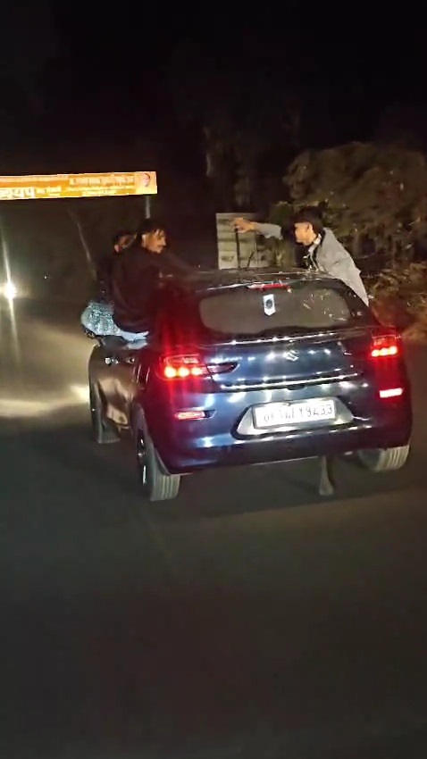 मुजफ्फरनगर: हाईवे पर खतरनाक स्टंट, कार की खिड़की से लटककर रील बनाना पड़ा महंगा; SP ने दिए कार्रवाई के निर्देश