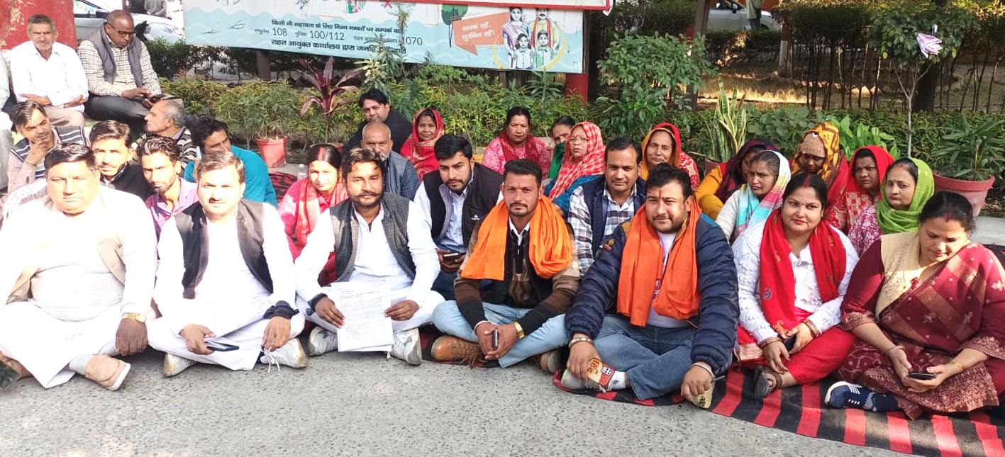 सहारनपुर: छुटमलपुर नगर पंचायत के अधिकारी के दुर्व्यवहार और भ्रष्टाचार के खिलाफ नागरिकों ने दिया धरना