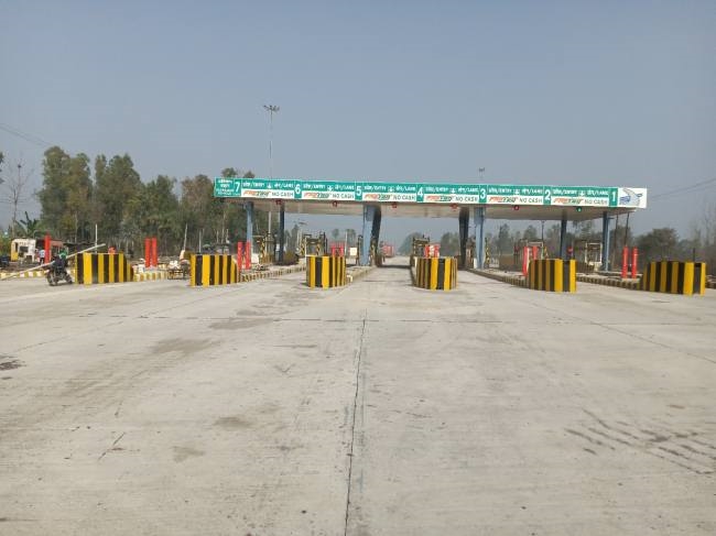 मुज़फ्फरनगर में छपार टोल प्लाजा विवाद गहराया, हटाए गए कर्मचारियों का कंट्रोल रूम में धरना जारी