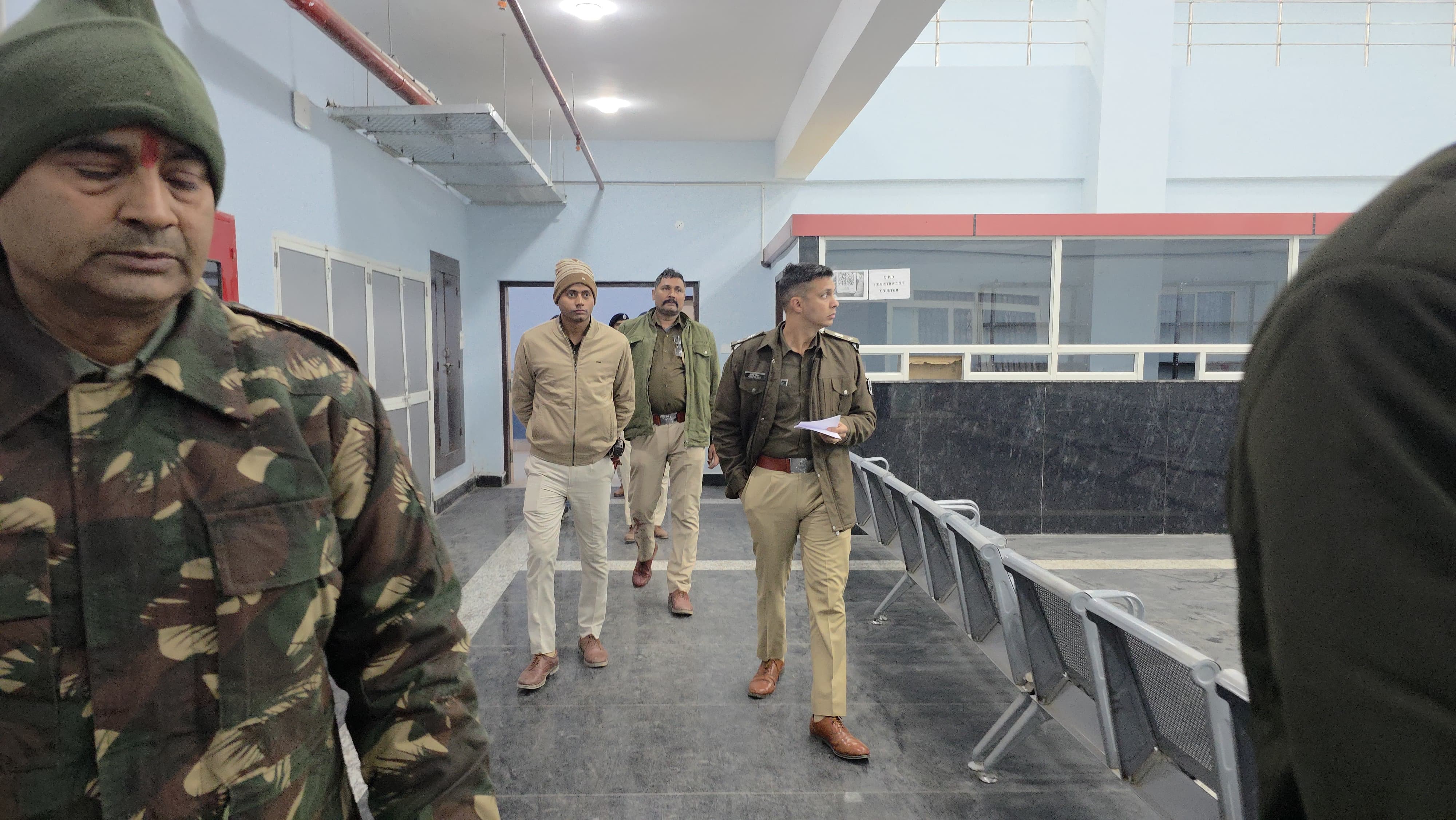 थावे मंदिर चोरी कांड का पर्दाफाश: पुलिस मुठभेड़ में मुख्य आरोपी घायल, चोरी के गहने बरामद