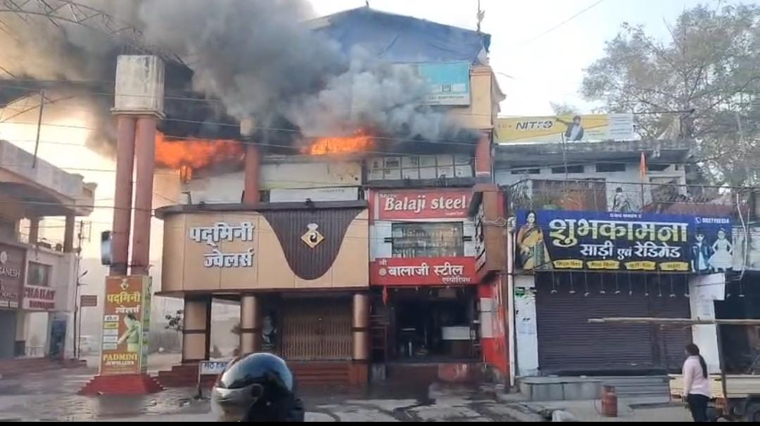  पद्मिनी ज्वेलर्स की दुकान में लगी भीषण आग, माैके पर पहुंचे दमकलकर्मी 