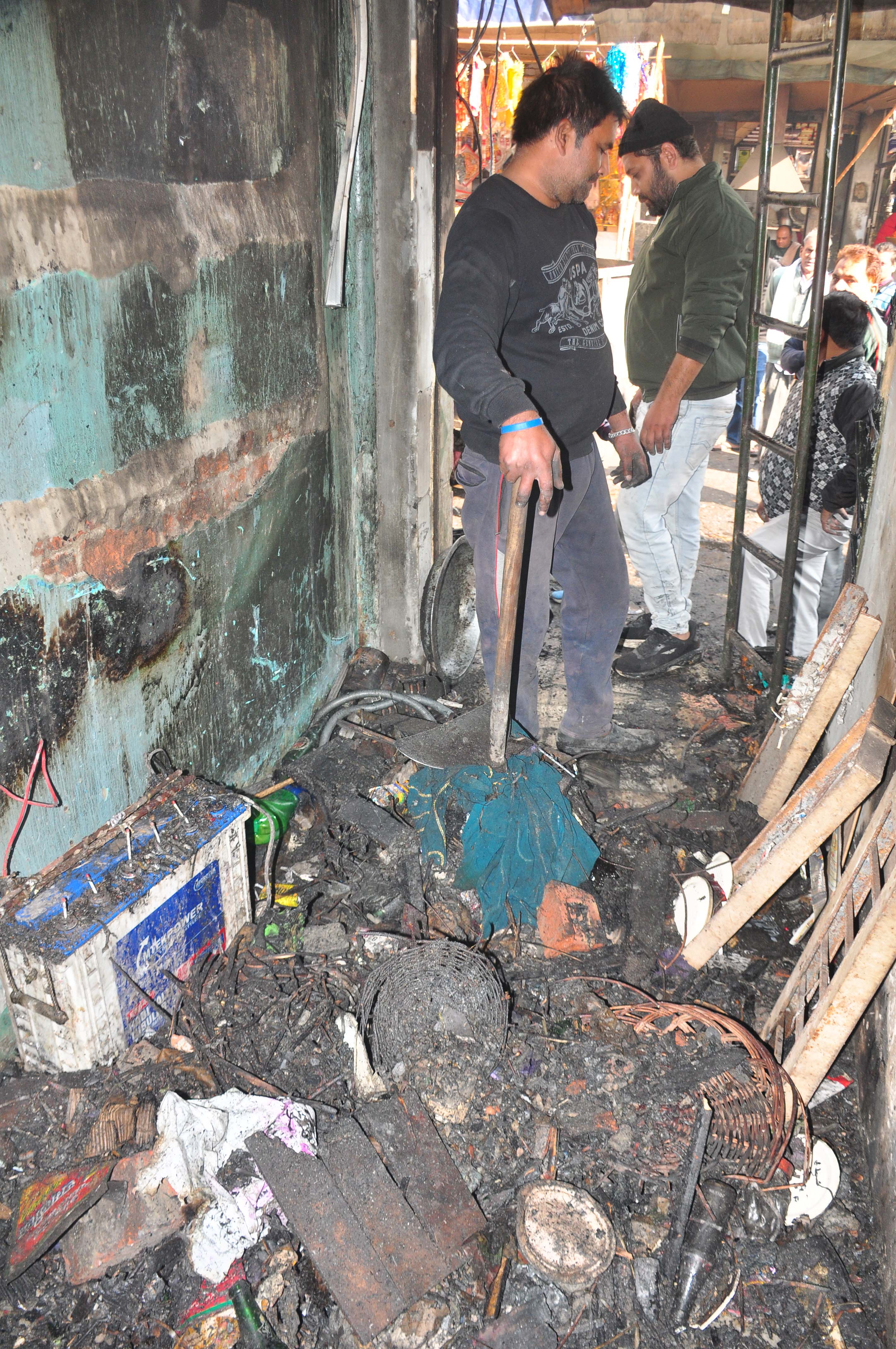 शामली में गांधी चौक की फ्रूट की दुकान में शॉर्ट सर्किट से भीषण आग, लाखों का नुकसान