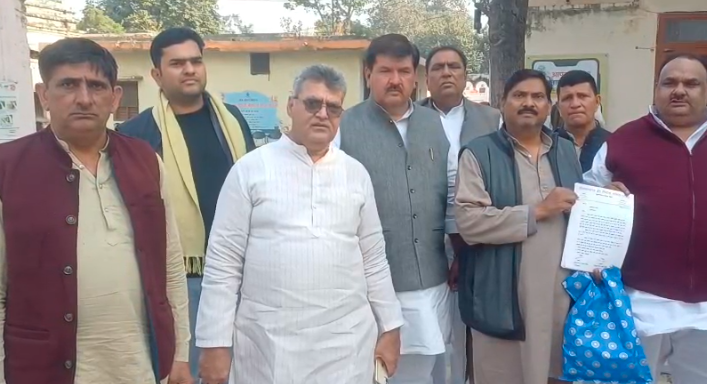 मुजफ्फरनगर: खनन विभाग के बाबू पर ईट भट्टा स्वामियों ने लगाया भ्रष्टाचार का आरोप, डीएम से कार्रवाई की मांग