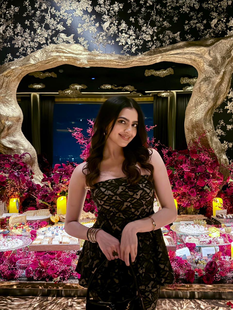 काशिका कपूर का डबल धमाका,आनंद पंडित की पार्टी में बिखेरा जलवा, ब्लैक ट्यूब ड्रेस में स्टनिंग अवतार