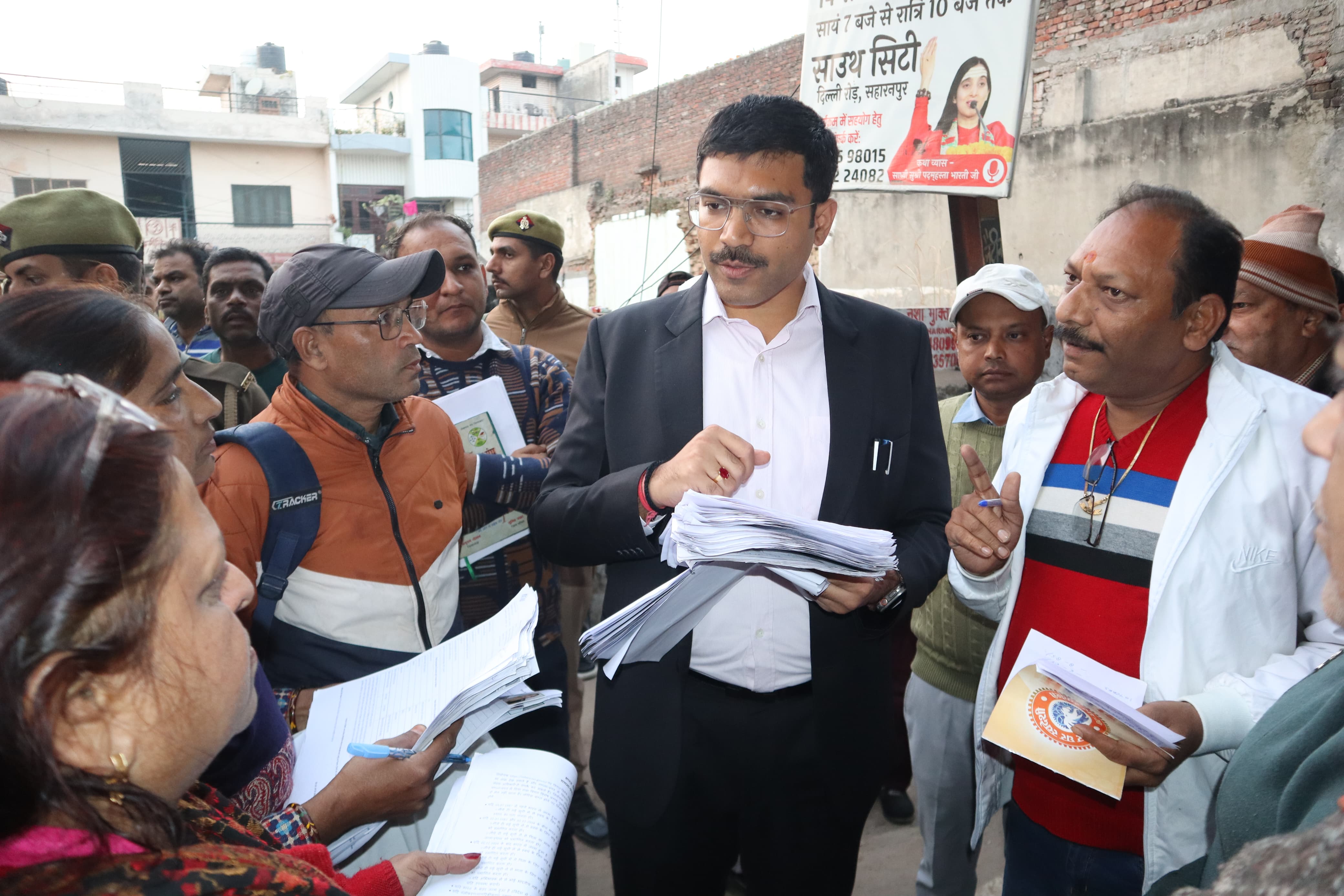 सहारनपुर: जिला निर्वाचन अधिकारी मनीष बंसल ने एसआईआर-2026 के तहत मतदान केंद्रों का निरीक्षण किया