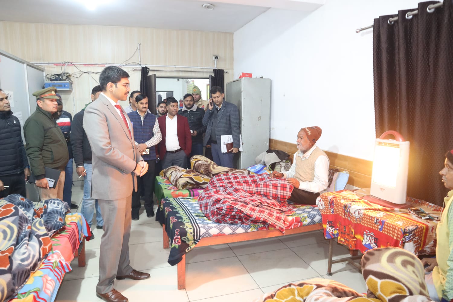 सहारनपुर: शीतलहर में जिलाधिकारी ने रैन बसेरों का निरीक्षण कर सुविधाओं का लिया जायजा