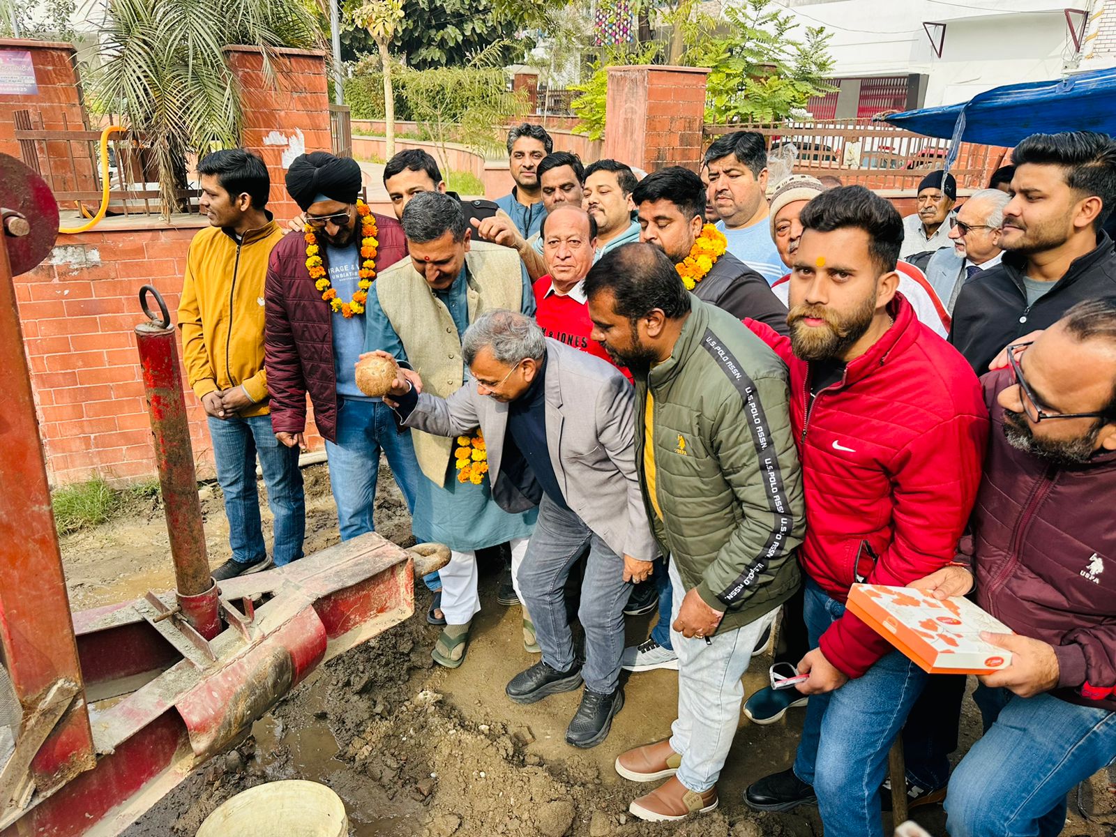 सहारनपुर महापौर डॉ. अजय कुमार ने शहर में नए नलकूप और पंप रिबोर कार्य का शुभारंभ किया