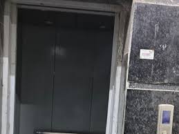 ग्रेटर नोएडा में लिफ्ट का हड़कंप — बुजुर्ग महिला डेढ़ घंटे तक फंसी, सोसाइटी मैनेजमेंट पर सवाल