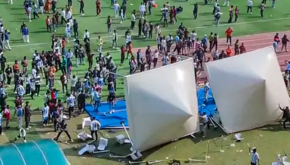 कोलकाता में मेसी स्टेडियम से 22 मिनट में निकले, फैंस में नाराजगी, कुर्सी-बोतलें फेंकी गईं