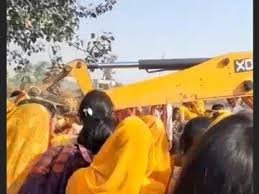 कुदाल नहीं… JCB से हुई शादी की रस्म! देवरिया में मटकोड़वा बना वायरल समारोह