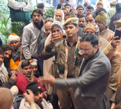 प्रयागराज में माघ मेले से पहले हंगामा: साधु SDM के पैरों में गिरे, बोले – 