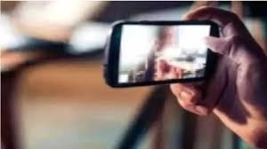 कानपुर देहात में इंसानियत शर्मसार! बीच सड़क महिला से बर्बरता, वीडियो बनाते रहे लोग!