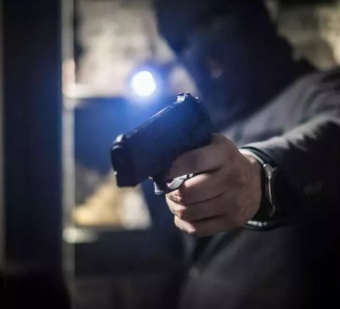 प्रयागराज में दिनदहाड़े गन पॉइंट पर लूट: बदमाशों ने कपड़ा कारोबारी से छीने 70 हजार, वारदात CCTV में कैद