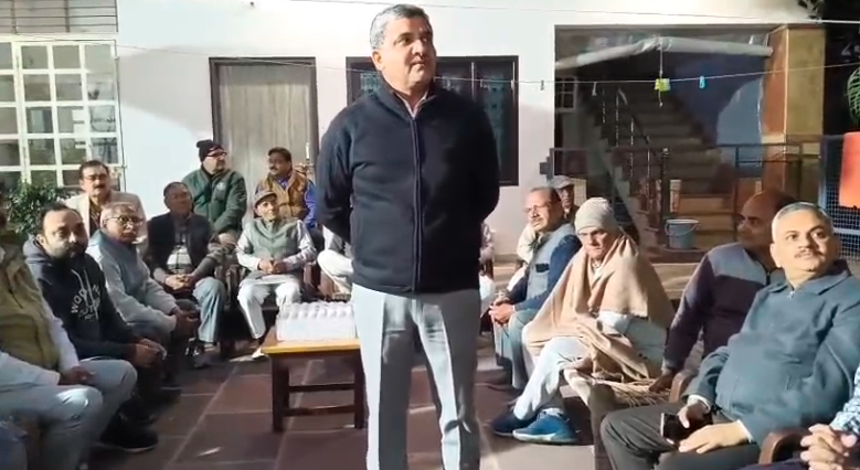 मुज़फ्फरनगर: निर्वाल हॉस्पिटल के खिलाफ मोहल्ले वासियों की पंचायत, अव्यवस्था और गंदगी को लेकर स्थानांतरण की मांग