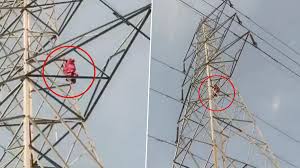 प्रयागराज में हड़कंप! शराबी चढ़ा हाईटेंशन टावर पर – मैं गांधी हूँ