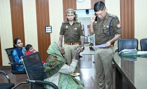 ललितपुर में पोते से परेशान बुज़ुर्ग पहुँची SP के पास – पुलिस ने दिया सहारा!