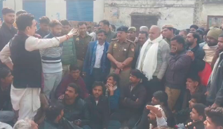 मेरठ में डॉ. अंबेडकर का अपमान! बोर्ड पर गुटखा थूकने से बवाल, ग्रामीण धरने पर