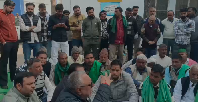 मुजफ्फरनगर: तीतावी शुगर मिल कर्मचारी के समर्थन में भारतीय किसान मजदूर संगठन का धरना प्रदर्शन