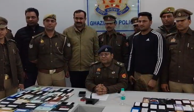 गाजियाबाद पुलिस की बड़ी कार्रवाई, 35 लाख के 150 चोरी व गुम मोबाइल बरामद