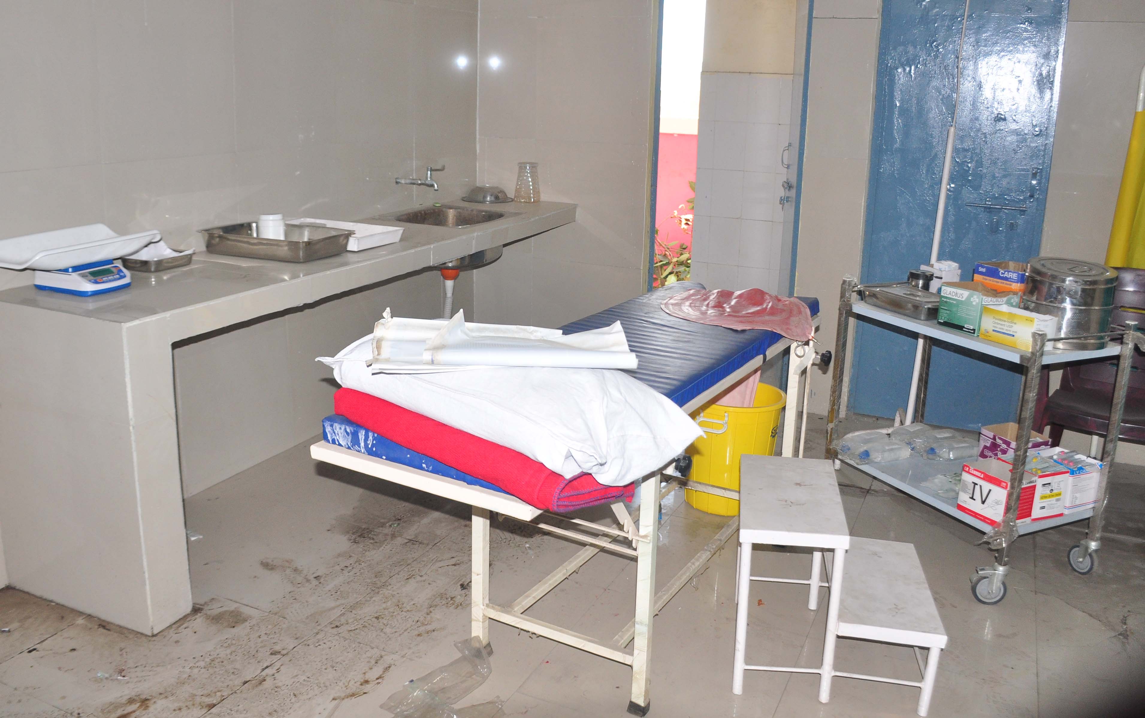 शामली में प्राथमिक स्वास्थ्य केन्द्र से लाखों का सामान और नकदी चोरी, CCTV DVR भी ले गए चोर