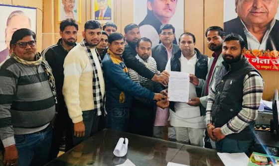 नोएडा में एयरपोर्ट प्रभावित युवाओं का फूटा दर्द: सपा जिलाध्यक्ष से की मुलाकात, 'नौकरी' के वादे पर सरकार को घेरा