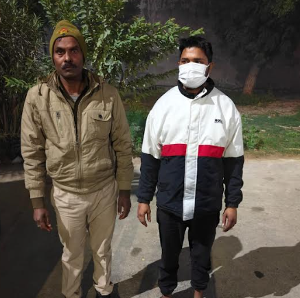 नोएडा: घरेलू क्लेश में पत्नी पर जानलेवा हमला करने वाला पति गिरफ्तार, वारदात में प्रयुक्त चाकू बरामद