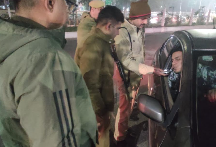 नोएडा New Year Alert: जश्न के लिए 3000 पुलिसकर्मी तैनात, सेक्टर-18 में बदला ट्रैफिक रूट; हुड़दंगियों पर 'ड्रोन' से नज़र