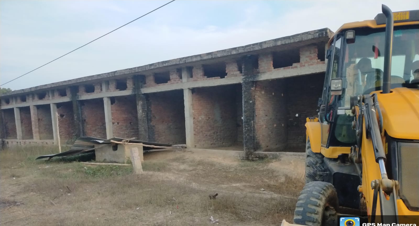 नानपारा एसडीएम ने तालाब की जमीन पर बनी 10 दुकानें कराईं ध्वस्त.. अतिक्रमणकारियों में मचा हड़कंप