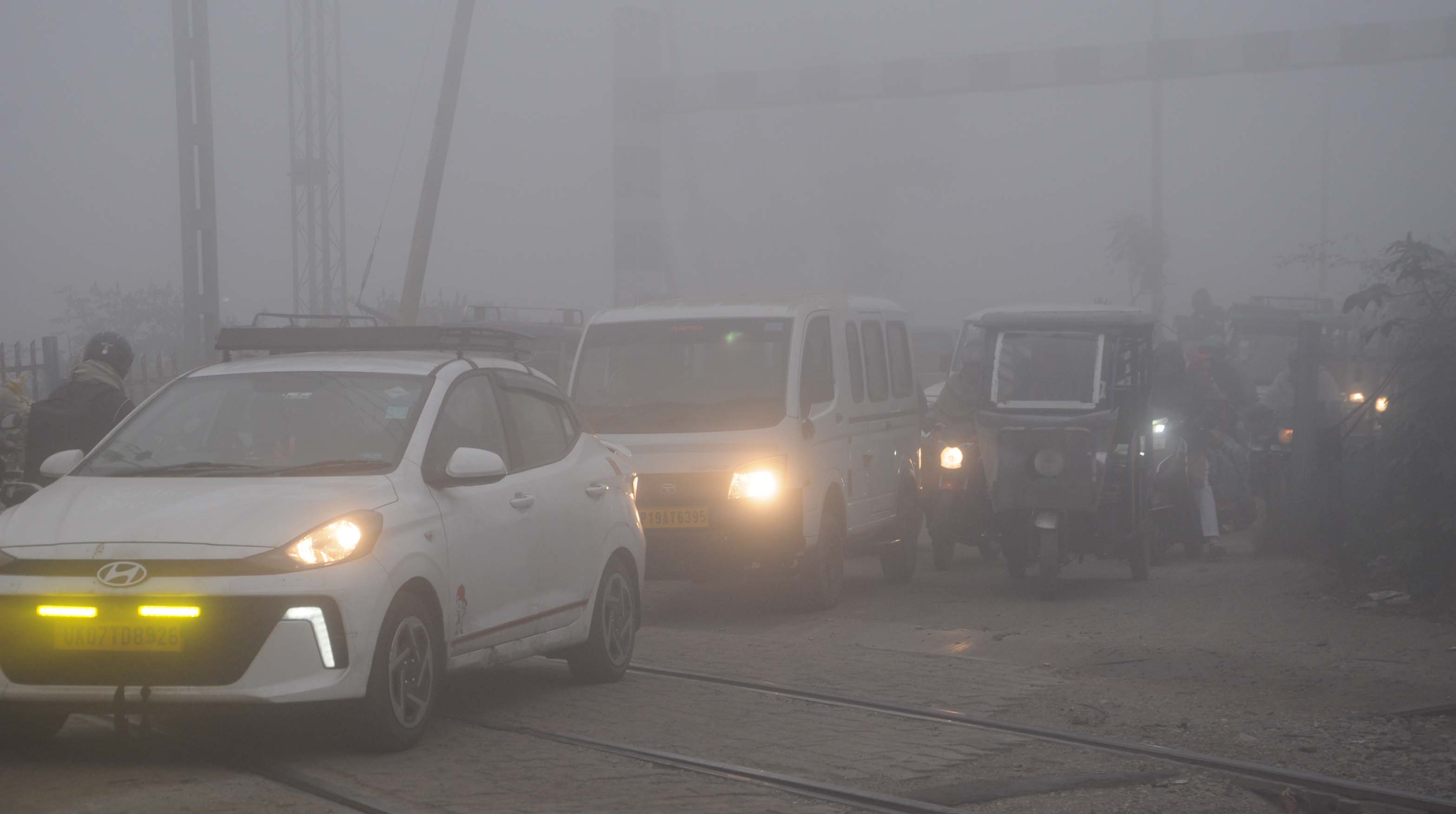 शामली में घने कोहरे और कड़ाके की ठंड से जनजीवन प्रभावित, अलाव और गर्म कपड़ों की बढ़ी मांग