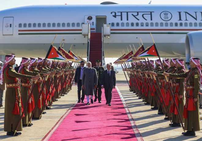 पीएम मोदी तीन देशों की यात्रा के पहले चरण में जॉर्डन पहुंचे..गार्ड ऑफ ऑनर भी दिया गया