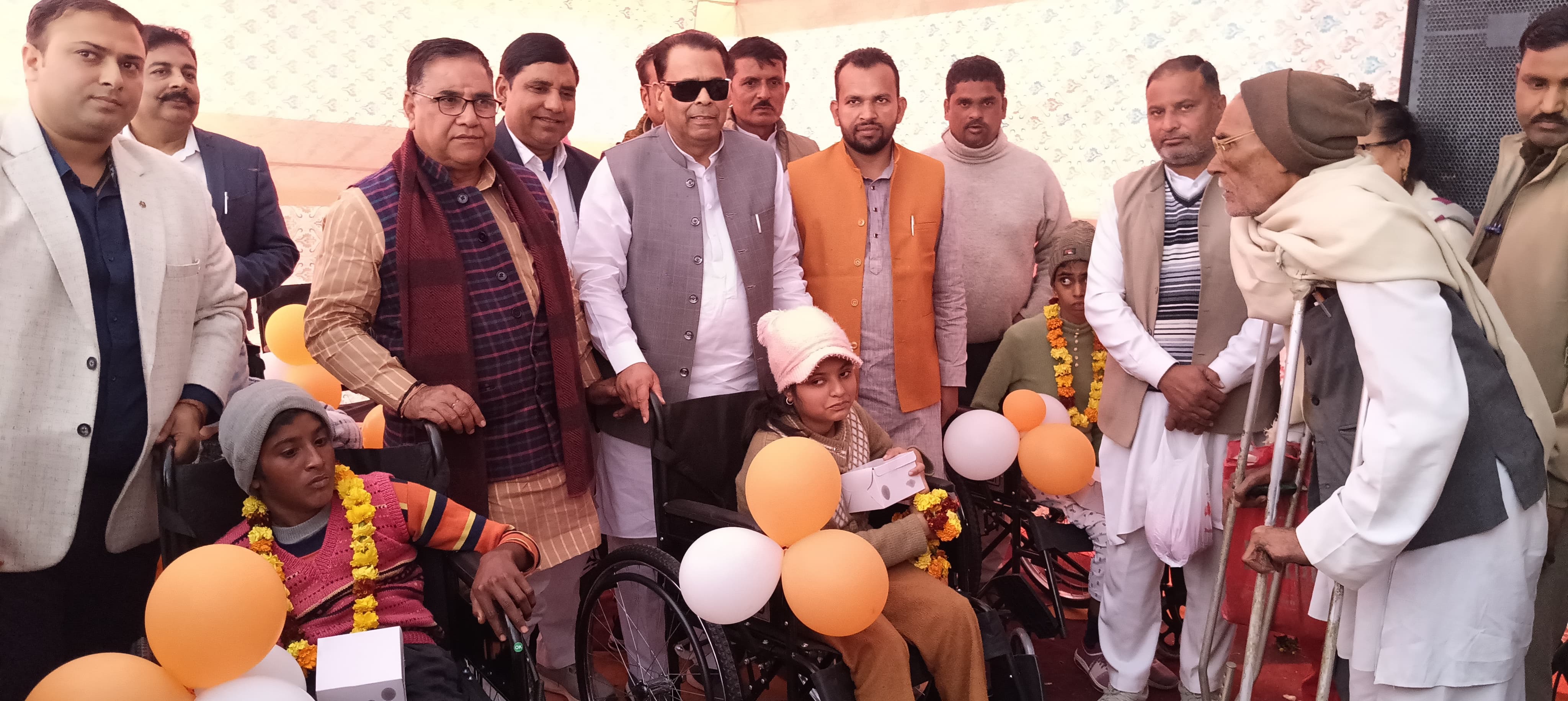 मुजफ्फरनगर में मंत्री नरेंद्र कश्यप ने दिव्यांगों को उपकरण और पिछड़ा वर्ग के छात्रों को छात्रवृत्ति वितरित की