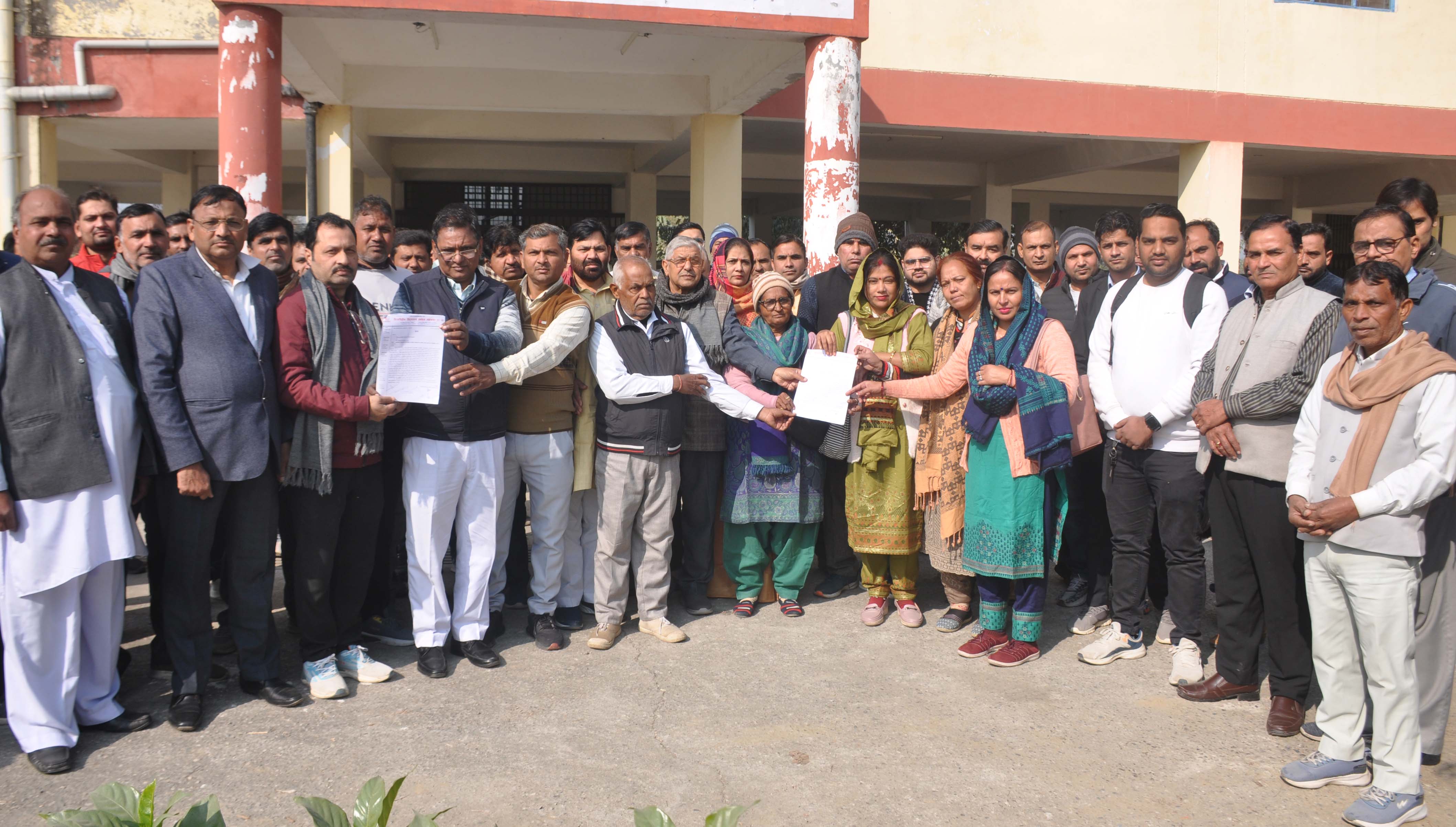 शामली में वित्तविहीन विद्यालय प्रबंधन ने बढ़ते अतिरिक्त क्रियाकलापों के खिलाफ विरोध जताया