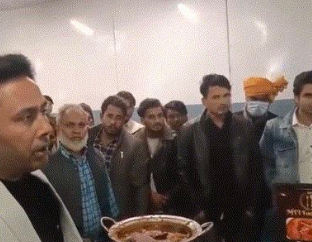 अलीगढ़ रिसेप्शन में बीफ परोसने का आरोप: भाजपा नेता के बेटे को पीटा, पुलिस ने 3 हिरासत में लिए; थाने में भी हंगामा